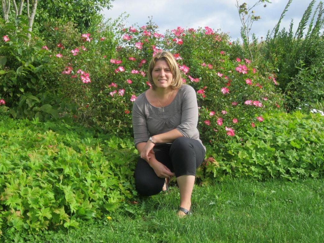 Au Jardin Fleuri Vauxaillon Exterior foto